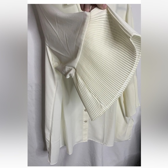 3/$30 NWT Avenue Size
22/24 Button Up Blouse 3/4
Pleated Kimono Style Sleeve - Picture 3 of 16